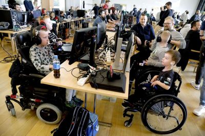Handicapformidlingen arrangerer også forskellige begivenheder og events for de handicappede borgere, og i februar 2020 stod den således på e-sport i Vildbjerg Sports- og Kulturcenter. Dengang havde coronaen endnu ikke gjort sit indtog. Foto: Henrik Ole Jensen