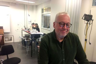 Carsten Skovlund har arbejdet i designbranchen i næsten 40 år, og han har været selvstændig i 30 år med forskellige firmaer. Han driver virksomheden Designwerk, som blandt andet udvikler websites, logoer og designmanualer til kunder i både det private og det offentlige. Ved siden af dette er han på frivillig basis blev engageret i Rukahub Network, som forsøger at hjælpe iværksættere i afrikanske lande til at få succes. Foto: Brian Kjær Andersen