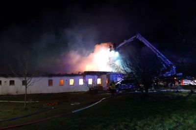 En brandmand steg til vejrs i stigevognen og fik en høj skorsten skubbet ned fra stuehuset. Foto: Kim Hansen