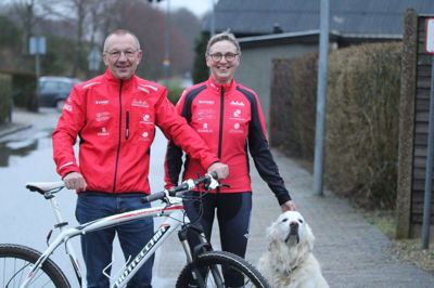 67-årige Kjeld Rønnow har været med i Vildbjerg Motion siden 2003. Else Toft Sørensen på 65 kom til året efter. Sisto er Else Toft Sørensens hund - med titel af »klubhund«. Foto: Henrik Lind Jørgensen
