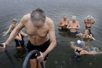 Vinterbaderne strømmer til Sunds GF Motion. Omkring 80 trodser nu det kolde vand i Sunds Sø ud for gymnastikforeningens hus på Skivevej. foto: henrik ole jensen