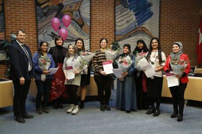 Amal Albaghlani - nummer seks fra venstre - da hun sammen med holdet af Bydelsmødre blev hyldet i Byrådssalen i februar 2020. Til september begynder et nyt hold, og inden længe finder den første rekruttering sted. Foto: Henrik Ole Jensen
