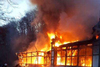 Den gamle restaurant står ikke til at redde. Brandfolkene har besluttet at foretage en kontrolleret nedbrænding. Foto: Peter Erfurt