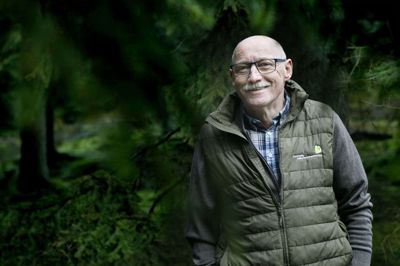 Knud Erik Christensen, formand Danmarks Naturfredningsforening i Herning Kommune, maner til besindighed. Han og fagfolk i DN mener ikke, der er grund til bekymring om konsekvenserne af en eventuel minkgrav ved Vind. Foto: Henrik Ole Jensen