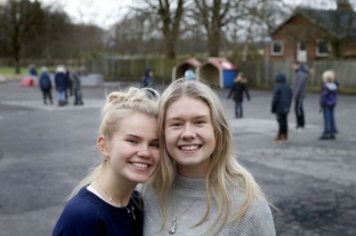 Sandra Krog (t.v.) fra Ørnhøj og Ida Lillesand Sørensen fra Tjørring går begge i 10. klasse på Staby Efterskole og er med på skolens musiklinje. Foto: Flemming Hansen