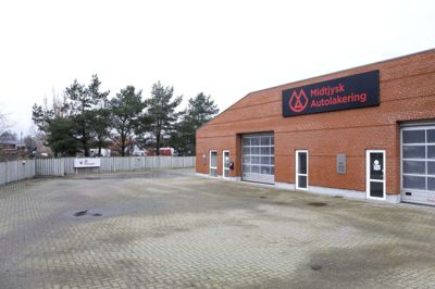 Det bliver ikke noget problem for byggeriet bag træerne i baggrunden, at der ligger en autolakerer tæt på, lyder vurderingen fra Herning Kommune. Foto: Tom Laursen