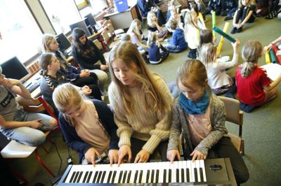 Amalie Søndergaard Karkov (t.v.) fra 2. klasse og Vibe Almind Porup fra 0. klasse spiller keyboard sammen med efterskoleelev Anna Søgaard. Foto: Flemming Hansen