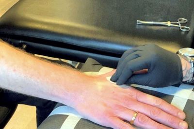 Mikrochippen, som Brian Bruhn fra Herning fik sat i hånden i den bløde hud mellem tommel- og pegefinger, blev sat i hos Thor Tattoo i Bredgade. Foto: Herning Bibliotek