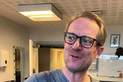 Brian Bruhn skal i dag være konferencier på bibliotekets temalørdag om teknologi. I den forbindelse har han fået implanteret en mikrochip i hånden - og er dermed blevet en slags levende maskine, som er kompatibel med mange ting på internettet. Foto: privatfoto