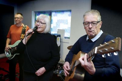 - Haa-ang on Sloopy, Sloopy hang on, uh, uh, uh, uh, uh, uh, synger Anette Dinsen. Det nummer indledte nærmest Moonlights karriere i begyndelsen af 1990’erne. Efter at have øvet på Vestervangskolen i mange år, selv efter at deres børn var gået ud af skolen, fik Moonlight behov for at få deres eget udstyr, og så måtte de ud og finde et egnet øvelokale. Siden 2015 har det ligget i en tilbygning til forsamlingshuset i Høgild. Til venstre er det Lars Severin Olesen, bas, og til højre Bent Pedersen, rytmeguitar. Foto: Flemming Hansen