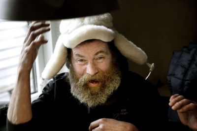 Torben Jørgensen ler med resten af sit bord, mens han har sidegevinsten på hovedet. FOTO: HENRIK OLE JENSEN