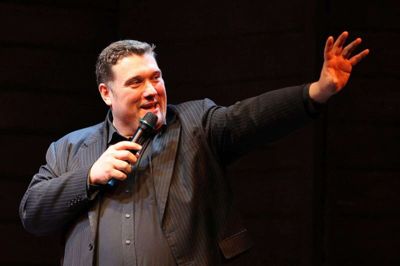 Bakkehuset får besøg af Amin Jensen til opera, standup og gullasch. Foto: Pr-Foto