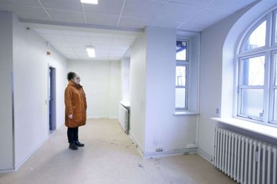 Oprindeligt er Josephine Wenzel Bilkerdük fra Skive, men har boet i Ikast i mange år. Hun glæder sig til at åbne Jernbanecafeen, som også får udeservering. Foto: Henrik Ole Jensen