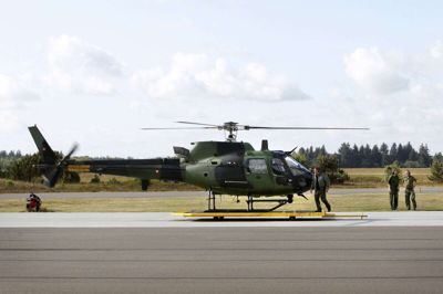 Det er Fennec-helikoptere som denne, der torsdag omkring middag vil flyve formationsflyvning over det midtjyske. Foto: Tom Laursen