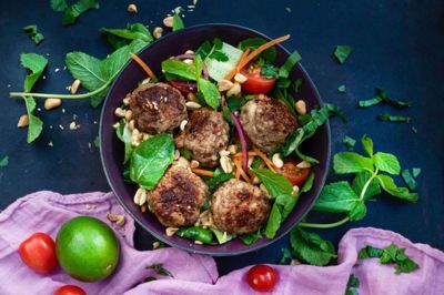 Thaikødboller med peanutsalat med mynte og koriander. Foto: Ketoliv.dk