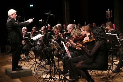Brande Amatør Orkester med Jan Glud Østergaard i spidsen fylder 40 år, og det skal fejres. Orkesteret modtager 10.000 kommunale kroner til jubilæumskoncerten. Foto: Flemming Hansen