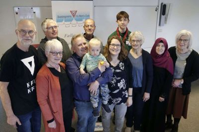 Glade modtagere og givere: Bagerst fra venstre er det Flemming Staal, KFUM og KFUK Ikast, Svend-Erik Hansen, skatmester i Ikastegnens Y’s Men’s Club, Knud Nielsen, KFUM Soldaterhjem i Kølvrå, og Jeppe Madsen, KFUM-spejderne Ikast. Forrest fra venstre er det Lisbeth Rasmussen, præsident i Ikastegnens Y’s Men’s Club, Per Jeppesen, Ikastegnens Y’s Men’s Club, med sønnen Simon på armen, Sara Johansen - mor til Simon og fra Brande Baptist Kirke, og Jytte Gundersen fra Folkekirkens Café og Dagligstue, som også huser Kvindernes Mødested, der var repræsenteret ved Sherife Vileci og Kirsten Schirmer. foto: flemming hansen