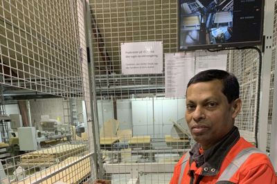 Shan Manikkam arbejder på dagholdet i tørrehallen. Foto: PR-foto