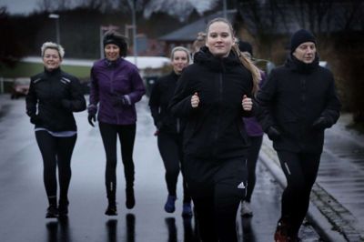 Betinna Korfitz fører an på den faste løbetur inden træningen. Den unge iværksætter fører også an i sit eget liv, hvor hun nu har taget en stor beslutning og er blevet selvstændig. Til højre ses hjælpetræner Tonny Christensen, og yderst til venstre er det Anita Thomsen. Foto: Henrik Ole Jensen