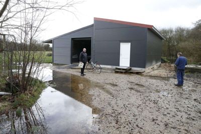 Der ikke kun vand inden for i tanken, men også i form af den megen nedbør, der er kommet. Vandværket deler bygning med Stakroge Borger- og Idrætsforening, der har fået et depotrum ved indgangen, som Jimmi Sørensen, formand for Stakroge Vandværk står ud for. Til venstre i billedet ses kasserer Jørgen Grøndal Nielsen. foto: Flemming Hansen