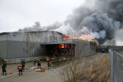 Årets første store brand var hos Marius Pedersen på Bagggeskærvej. Virksomheden håndterer miljøfarligt affald, og der var brand ved en maskine, som prikker hul i brugte spraydåser. Foto: Flemming Hansen