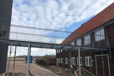 En gangbro forbinder den nye tilbygning med resten af Brejninggaard Efterskole. Foto: Privatfoto