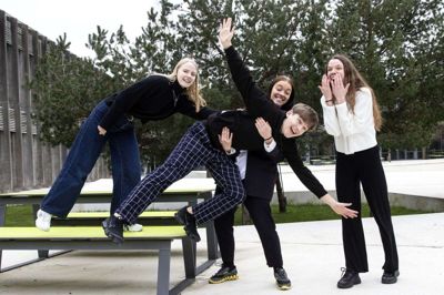 Fra venstre er det gym-eleverne Clara Buch Nielsen, Bertram Sas, Julie Maarbjerg Svendsen og Louise Kjær Eriksen. Foto: Tom Laursen