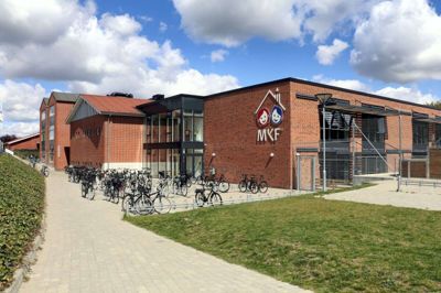 Midtjyllands Kristne Friskole er ramt af corona-virus. En pige i 9. årgang er testet positiv. Skoleleder Thorkild Bjerregaard har i dag sendt alle elever i 9. og 10. årgang hjem i karantæne. Foto: Henrik Ole Jensen