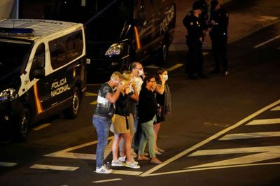 De sidste gæster forlod i aftes det hotel på Tenerife, hvor de havde været i 14 dages karantæne efter en turist med corona-virus havde boet på hotellet, som også benyttes af Bravo Tours. Foto: Reuters
