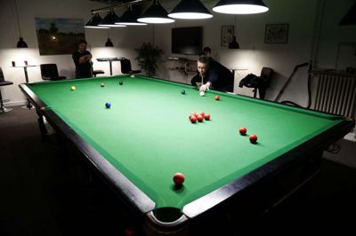Et snookerbord er det største bord inden for billard. Samtidig er ballerne og hullerne mindre end i andre discipliner, og det er med til at give spillerne udfordringer, når ballerne skal i hul. Her er Keld Hansen ved bordet i billardklubben B67 Herning. Foto: Henrik Ole Jensen