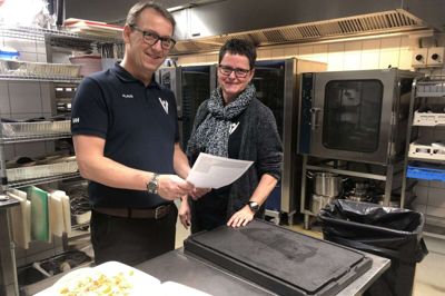 Direktør Klaus Andersen og koordinator Ulla Arreborg med den seddel, hvor konfirmationsfestens arrangører krydser menuønsker af. Foto: Henrik Lind Jørgensen