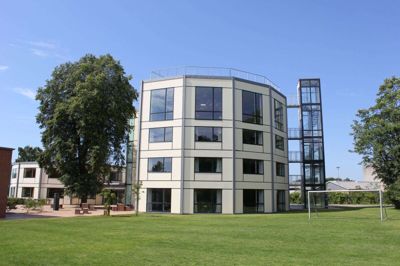 Brande Højskole er en blandt flere private institutioner, som nu også lukker ned i 14 dage. Foto: Pr-foto