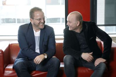 Citychef Allan Kristensen(t.v.) og centerchef Kim Lauritsen er i nogle sammenhænge konkurrenter. Men når det drejer sig om at tale hele egnen op og udvikle Herning som handelsby, spiller de på samme hold. Blandt andet er de enige om, at oplevelser bliver et endnu større nøgleord i fremtiden. Og at det er en kæmpefordel for byen, at der både er en aktiv midtby og et handelscenter, som i fællesskab kan give kunder fra et stort opland et bredt tilbud at køre efter. Foto: Henrik Ole Jensen