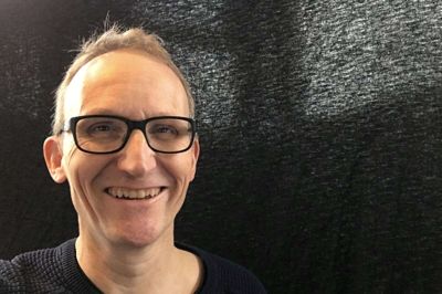 Allan Høyer er en af de tre præster i Åbenkirke i Herning. Kirken vil undgå større forsamlinger og tilbyder i stedet online gudstjenester om søndagen fra 15. marts. Foto: Privatfoto