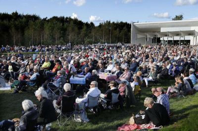 Opera i det fri trækker mange hundrede publikummere ud på det grønne areal ved Heart. Foto: Henrik Ole Jensen