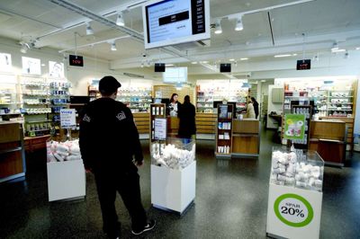Det er med at holde tungen lige i munden, når det kommer til byens apoteker. Østergades Apotek på adressen Østergade 5, hvor fotoet her er fra, lukker ikke. Det gør til gengæld Tinghus Apoteket på Østergade 13. Tinghus Apoteket er en del af Herning Løve Apotek, som ikke har noget med Østergades Apotek at gøre. Foto: Henrik Ole Jensen