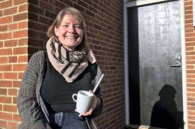 Udviklingschef Heidi Kudahl fra Sangens Hus i Herning står bag initiativet med landsdækkende fællessang, som foregår fredag morgen. Her fotograferet ved hoveddøren på sin hjemmearbejdsplads, hvor hun selv vil synge i morgen. Foto: Bo Lundgaard