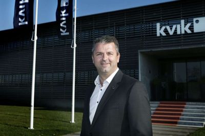 Jens-Peter Poulsen, administrerende direktør i Kvik A/S i Vildbjerg, fortæller, at medarbejderne har taget godt imod beslutningen om, at 60-70 nu bliver sendt hjem med løn. Foto: Henrik Ole Jensen