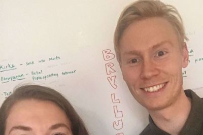 Amalie Ramlov Garne og Christopher Rohde foran den planlægningsplakat, de i månedsvis har styret efter til deres bryllup i Ikast Kirke i påsken. Lige nu overvejer parret forskellige løsninger for bryllupsplanerne. foto: privatfoto