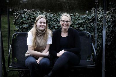 Leonora og hendes mor, Dorte Emborg Mejer, ærgrer sig men forstår udsættelsen af konfirmationerne. Familien afventer nu dato men gik straks i gang med at forberede datoflytningen. foto: Henrik ole jensen