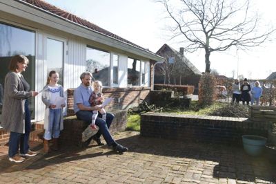 Fredag morgen bød på fællessang fra altaner, haver og åbne vinduer. Her er det Heidi Kudahl, udviklingschef i Sangens Hus i Herning, som naturligvis sang med fra sit hjem i Gjellerup sammen med sin familie. Foto: Flemming Hansen