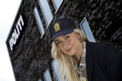 Herningensiske Mathilde Sørensen er begyndt på politiskolen i København, og derfor stopper hun håndboldkarrieren i Silkeborg-Voel KFUM til sommer. Til fotoseancen fik hun lov til at låne en kasket på politistationen i Herning. Foto: Henrik Ole Jensen