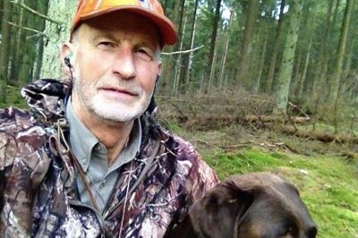 Kaj Stendorf er ivrig jæger, og det er også en god måde at nyde den dejlige natur omkring Gl. Rye på - sammen labrador-hunden Balder: - En fantastisk jagthund, som Kaj Stendorf siger. Foto: Privatfoto