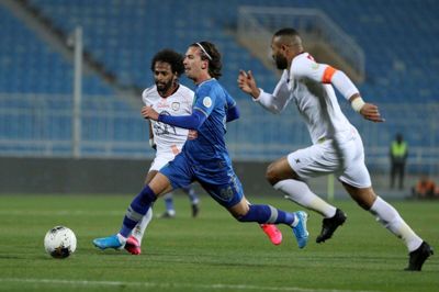 Gustav Wikheim (i blåt) er positivt overrasket over det sportslige niveau i den saudiarabiske liga, men taktisk er holdene ikke på niveau med Superligaen, vurderer den elegante norske driblefløj. Foto: Ritzau Scanpix