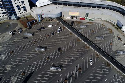 Der vil fortsat være god plads på parkeringspladserne ved herningCentret frem til 1. marts, fordi kun otte butikker må holde åben. I midtbyen er det også kun et fåtal af butikker, som må holde åben. Dronefoto: Flemming Hansen
