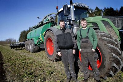 26-årige Mathias Yde Pedersen (t.v.) bliver manden i marken og får ansvaret for værkstedet, mens 27-årige Morten Lauridsen vil stå for administrationen af maskinstationen og kundekontakten. Foto: Flemming Hansen