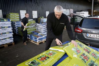 Jens Ejner Andersen er stadig klar til at give kunderne en hånd, når der skal læsses plantesække. Men sælgere og konsulenter - og journalister - er sat på pause. Foto: Flemming Hansen