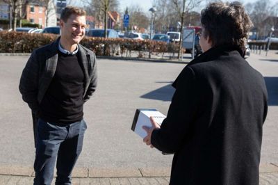 Jakob Christian Duus fra Duus Ejendomme overrakte onsdag 300 ansigtsmasker til sygeplejefaglig direktør Ida Gøtke fra Hospitalsenheden Vest. Det foregik ude foran indgang N1 ved sygehuset i Herning. Foto: Søren Braad Andersen/Hospitalsenheden Vest