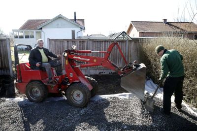 Cirka seks ton granitsten skal læsses af i haven, så græsplænen bliver skiftet ud med en mere vedligeholdelsesfri overflade. Det er en af de relativt få opgaver, Gunnar Najbjerg løser for private. foto: Flemming Hansen