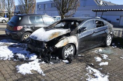 Denne parkerede bil på Thyrasvej blev efter midnat meldt i brand, som måtte slukkes af Brand & Redning MidtVest. Strålevarmen skadede også bilen ved siden af. Politiet mener, at branden kan være påsat. Foto: Tom Laursen